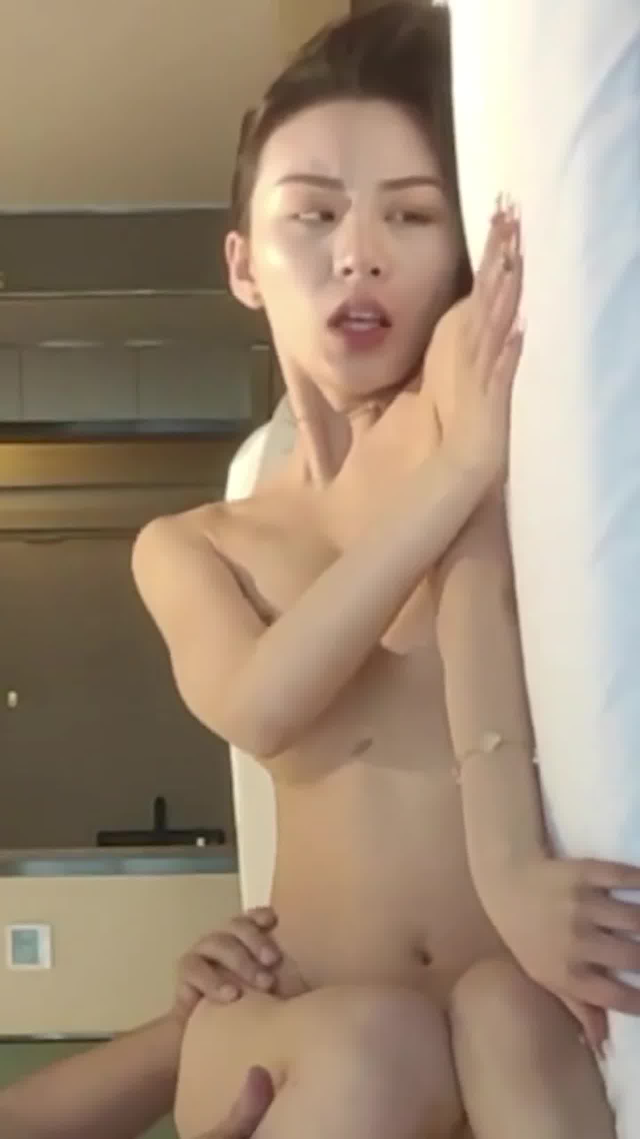  看到老婆的妹妹高颜质身材又太好了 忍不住要上他 的剧照8