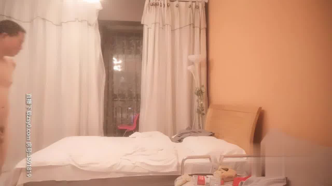  【野狼出击】酒店约炮漂亮外围小姐姐，美胸白嫩温柔体贴 的剧照5