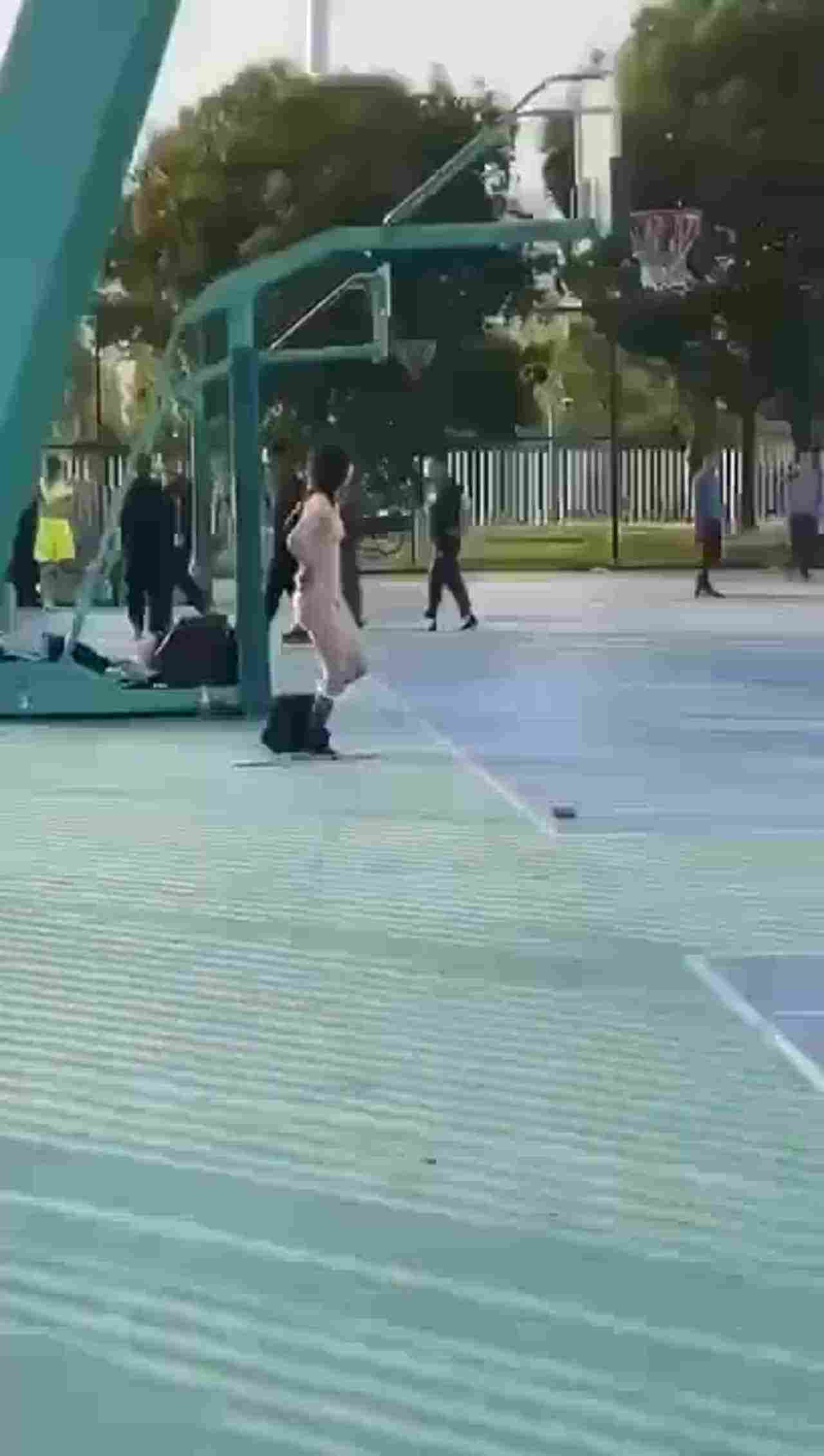  正妹球场脱衣加油，还是来帮倒忙的？看的大家整个懵掉了 的剧照10