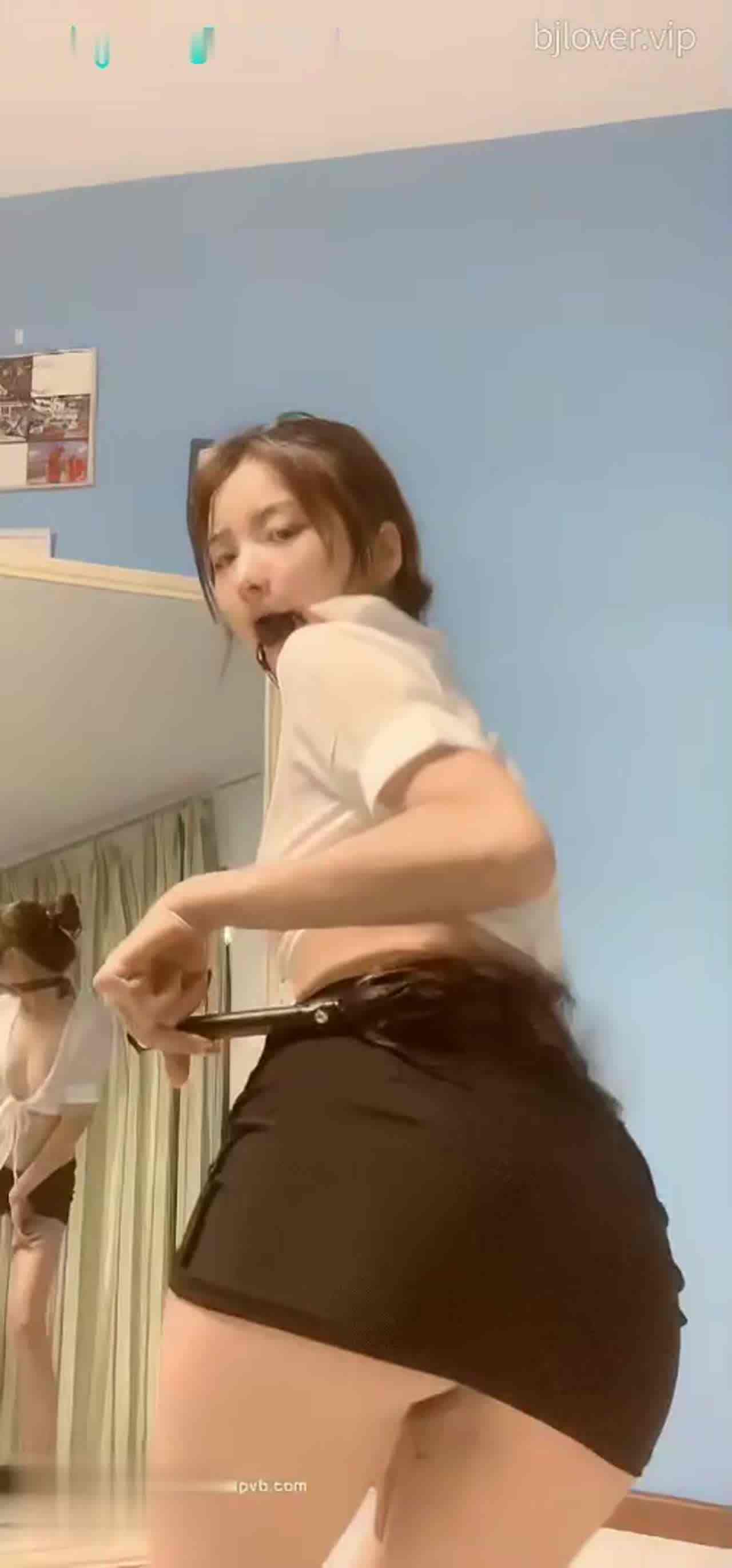  主播王佳静含着口球艳舞真骚 的剧照2