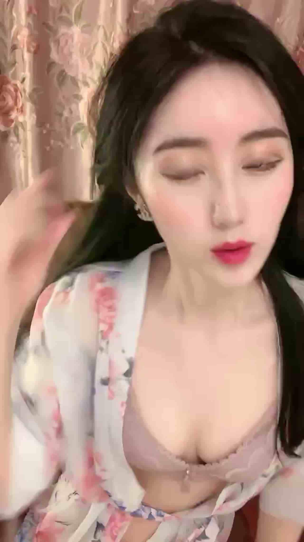  性感女主播大尺度露出粉红嫩鲍 的剧照2