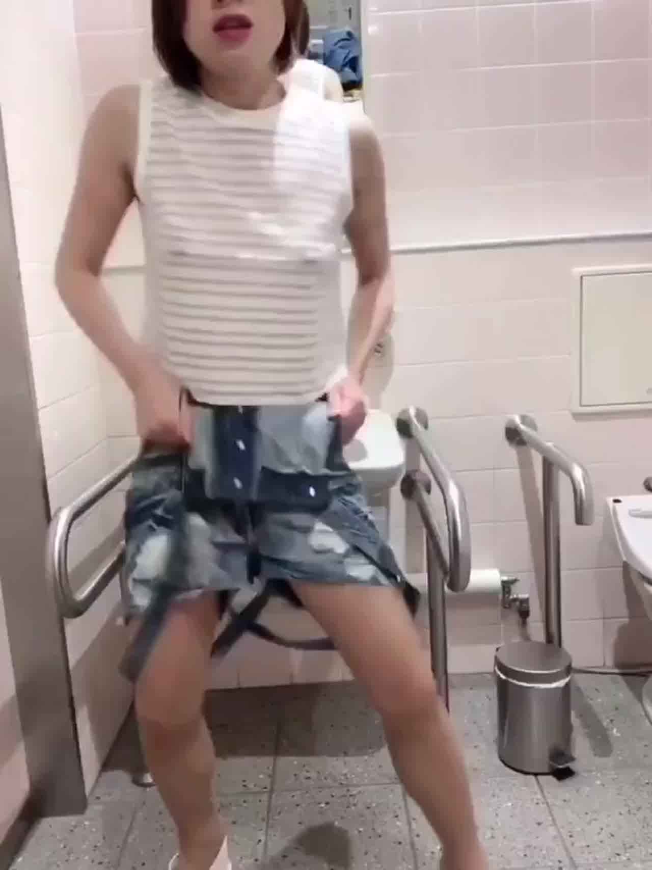  已婚骚妇的厕所诱惑 的剧照3