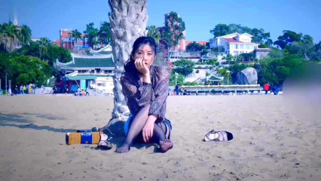  沙滩人群露出自慰原版黑丝长腿身材不错太刺激了几个男人盯着看 的剧照4