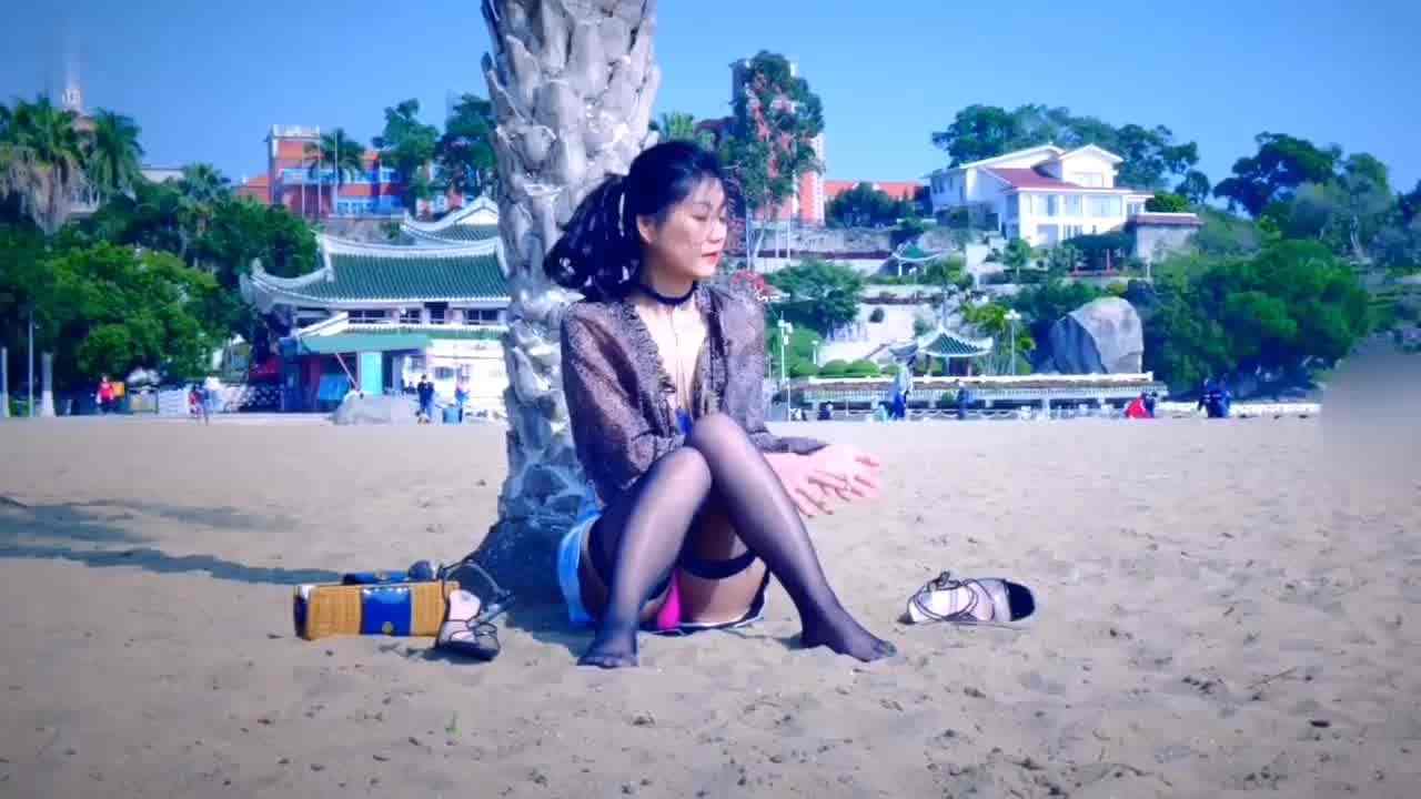  沙滩人群露出自慰原版黑丝长腿身材不错太刺激了几个男人盯着看 的剧照8