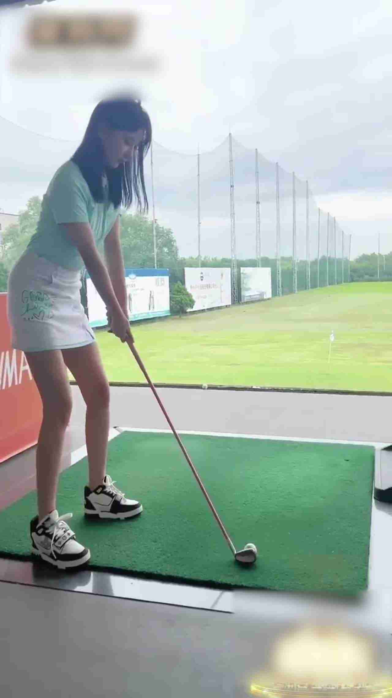  门事件 深圳高尔夫私教 高甜甜 开价2k一节课 球杆技术不好但下面的竿是立的天高！ 的剧照10