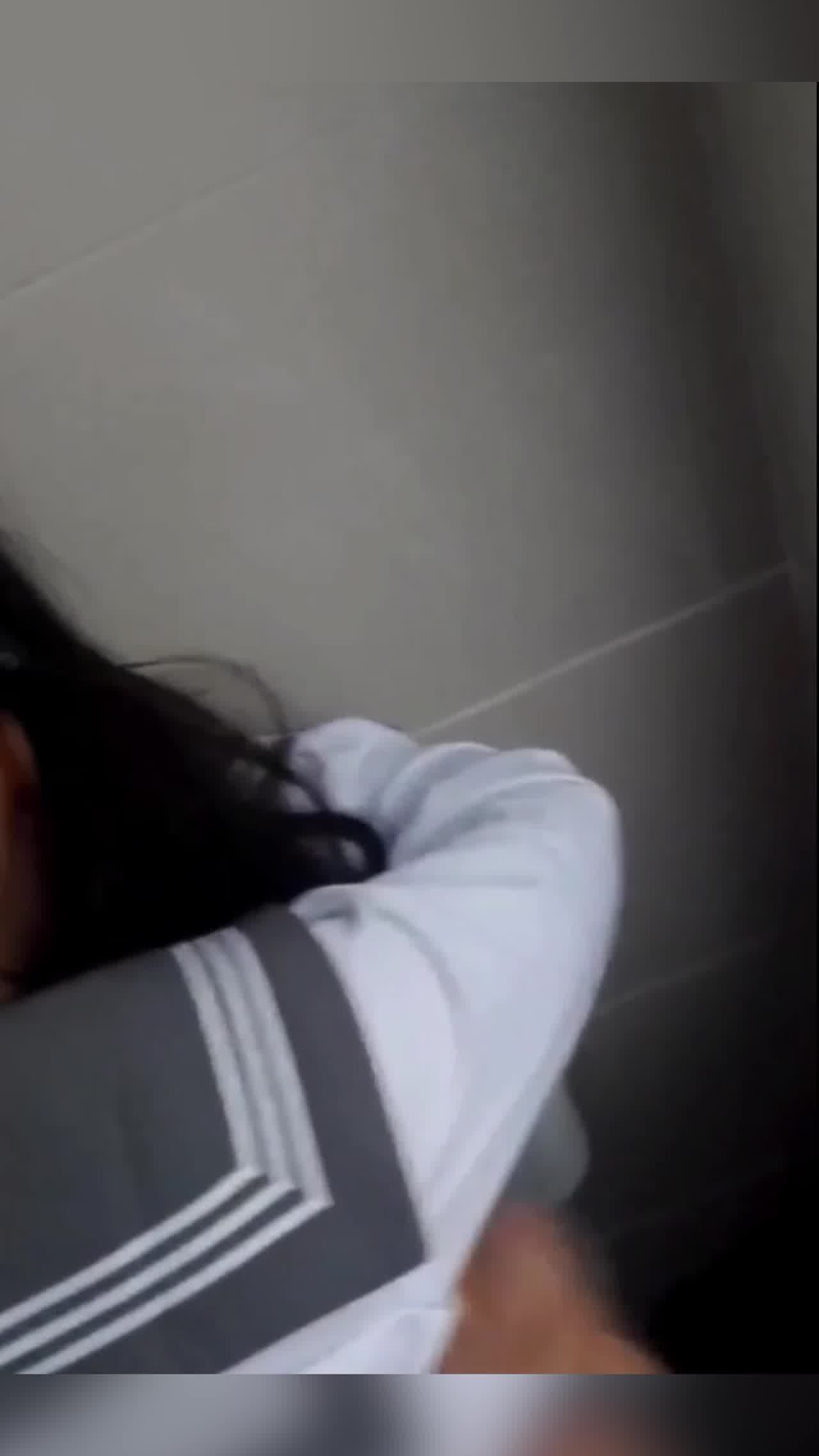  00后情侣商场厕所口交啪啪偷感好强 刺激 的剧照8