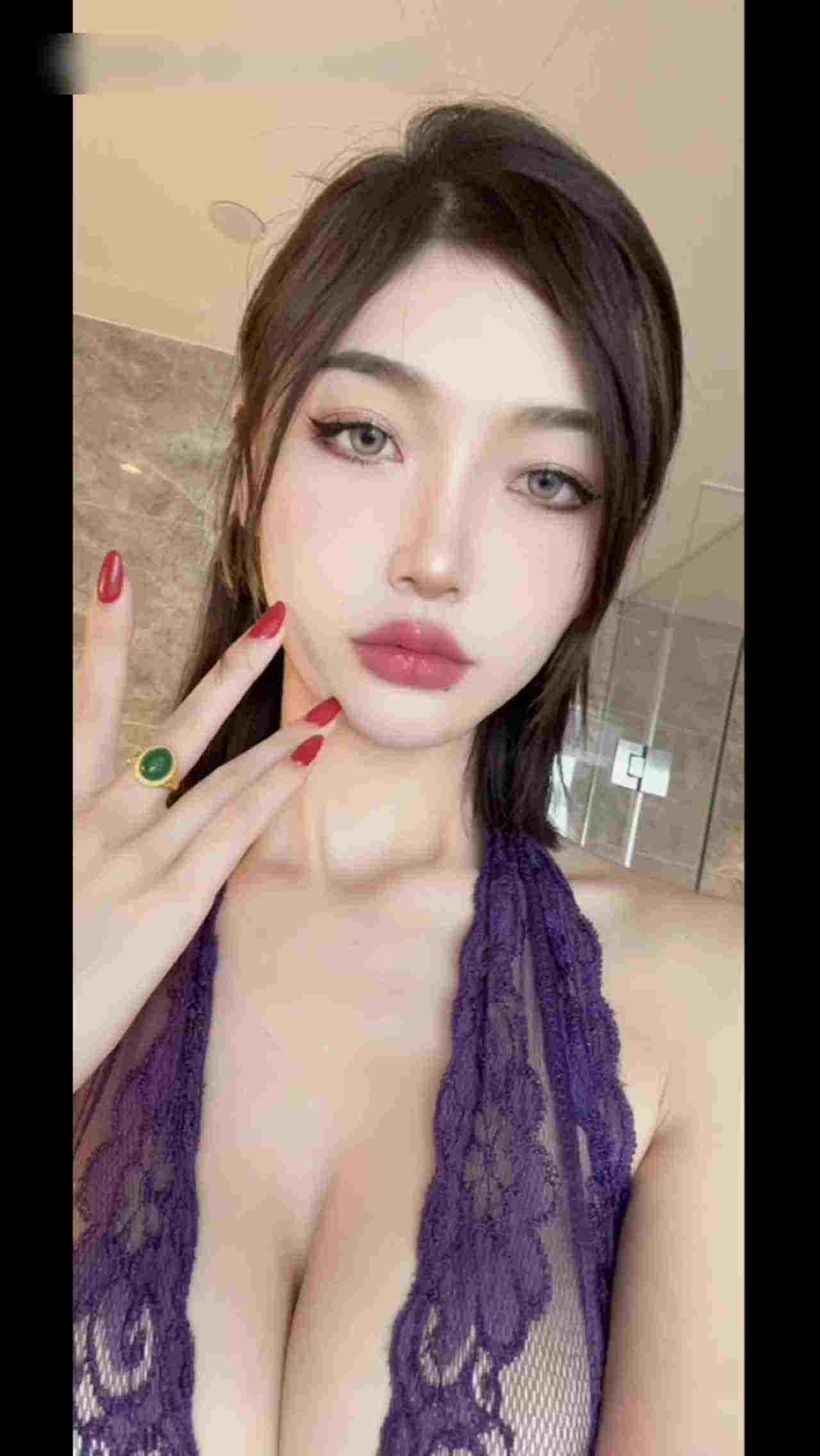  豪乳黑丝女神极致诱惑 的剧照6