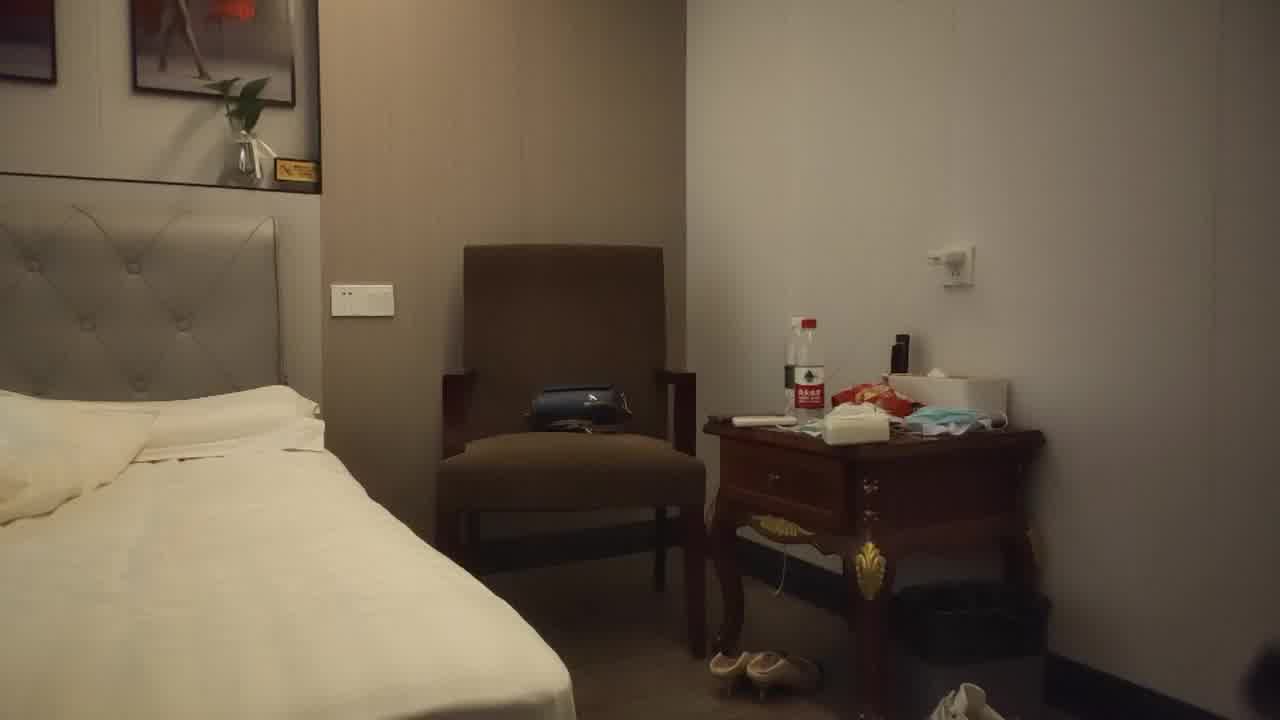  【极品少妇】约操人妻御姐，高速不间断抽插堪比发动机，怼着屁股全速打桩。果然还是老逼降火！ 的剧照3