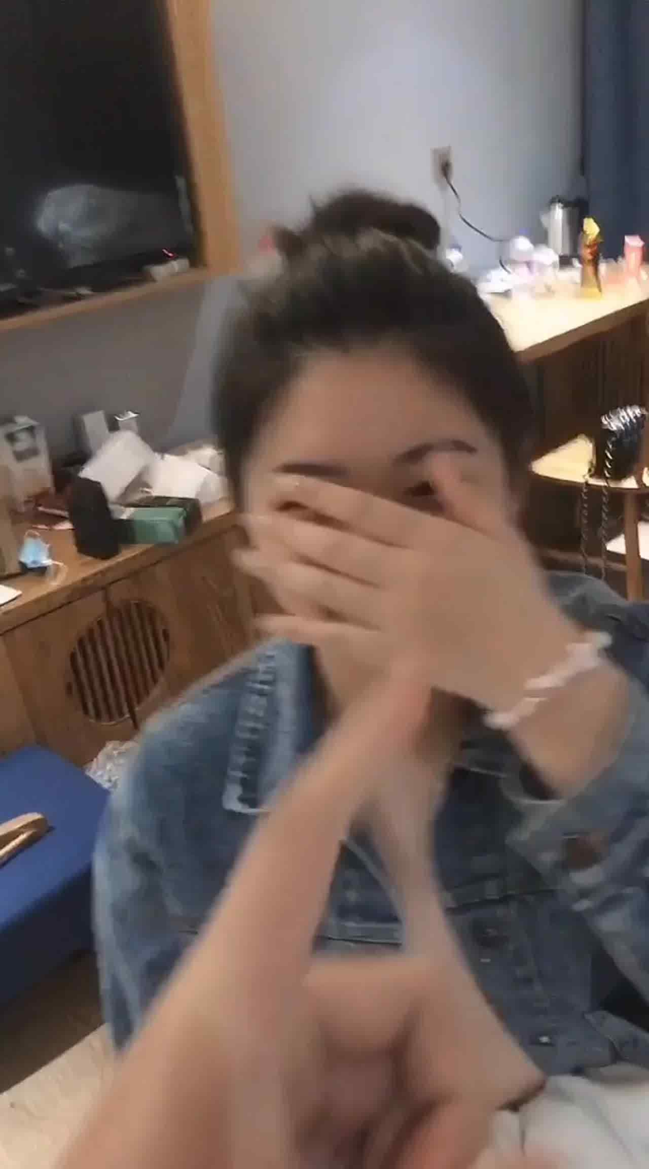  长得像景甜的美女被内入流出 的剧照9