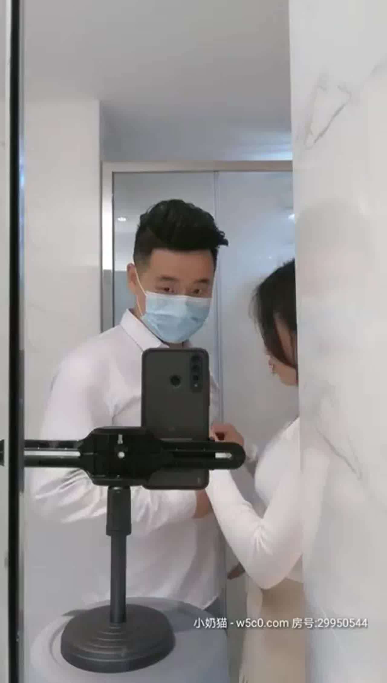  极品校花《大一学妹》豪华酒店，和同学激情啪啪口爆 的剧照4