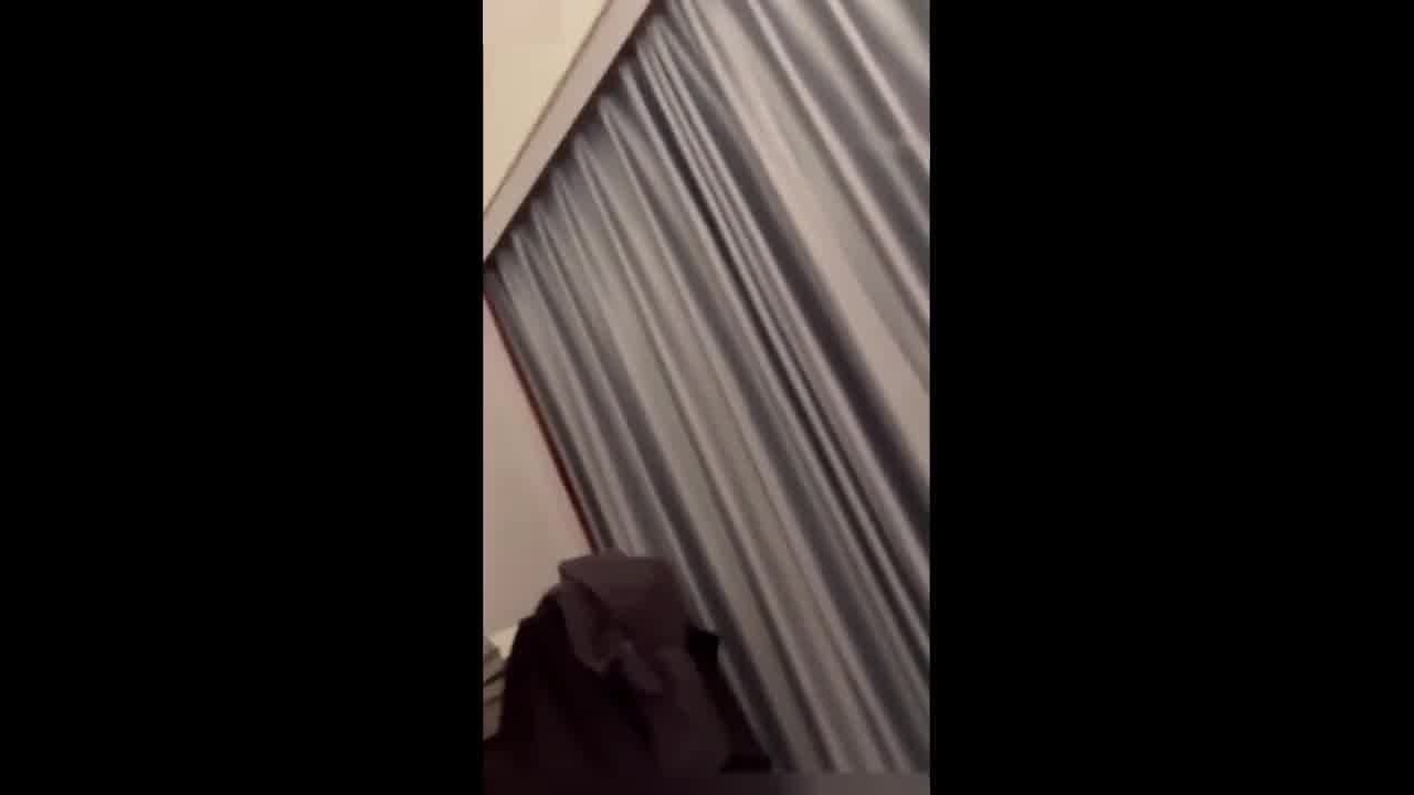  圈养的萝莉嫩妹小母狗，刚上大一的十八岁学生妹，露脸穿jk黑丝被暴力调教蹂躏，骚到骨子里了，对白很有趣 的剧照4