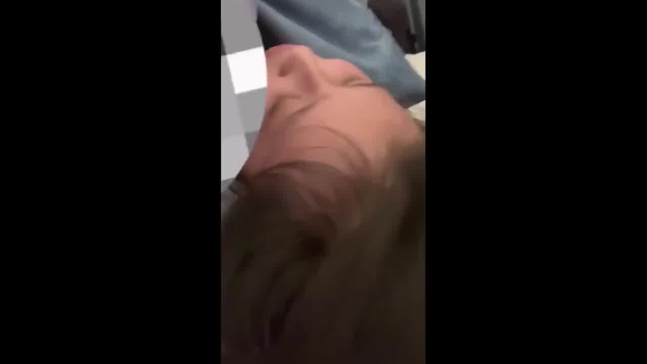  圈养的萝莉嫩妹小母狗，刚上大一的十八岁学生妹，露脸穿jk黑丝被暴力调教蹂躏，骚到骨子里了，对白很有趣 的剧照6