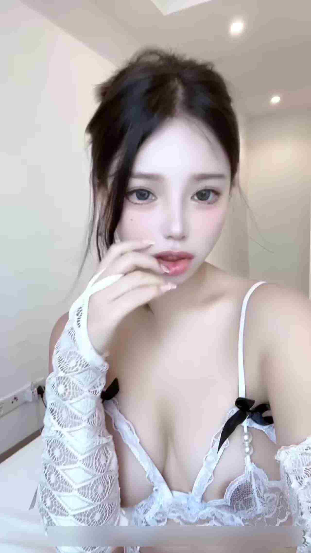  白蕾丝情趣内衣 的剧照10