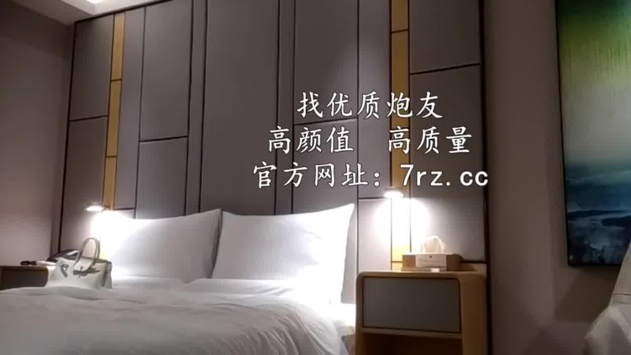  探花系列风骚外围模特国产 ，最喜欢这种闷骚气质了 的剧照1