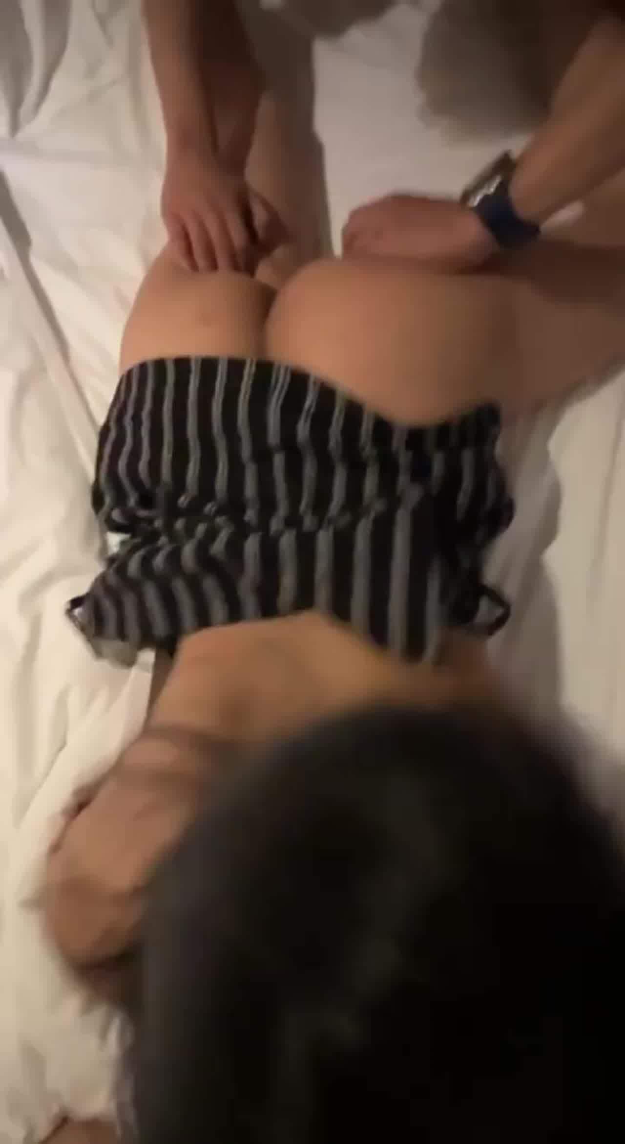  【他会戴套，会带套的放心吧】第一次带女友玩3p就那么爽，被兄弟操腿一直蹬，兄弟说下次带你女友玩5p吧 的剧照6